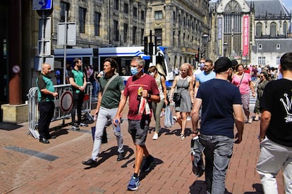 A la izquierda, dos trabajadores controlan la afluencia en la calle Kalverstraat en Ámsterdam el sábado.