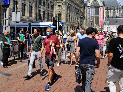 A la izquierda, dos trabajadores controlan la afluencia en la calle Kalverstraat en Ámsterdam el sábado.