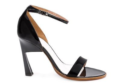 Maison Margiela siempre golpea primero. Sandalias negras minimalistas con tacón geométrico (650 euros).