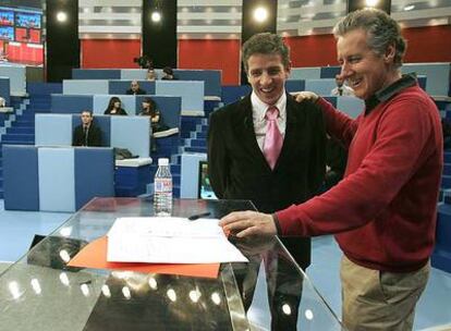 Lorenzo Milá y el actor que representaba a Rodríguez Zapatero durante el ensayo general de <i>Tengo una pregunta para usted</i>.