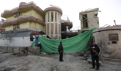 Soldados afganos ante la sede de la Embajada de España en Kabul, tras ser atacada.
