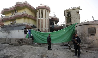 Soldados afganos ante la sede de la Embajada de Espa&ntilde;a en Kabul, tras ser atacada.