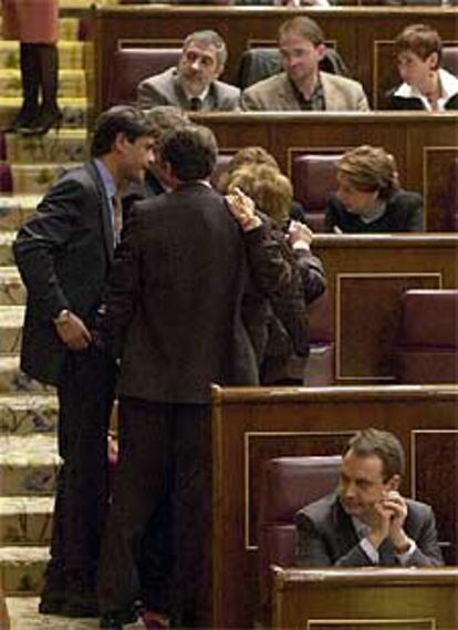 Varios diputados socialistas, entre ellos algún futuro ministro como Juan Fernando López Aguilar, forman un corrillo alrededor de Manuel Marín bajo la mirada atenta del líder de IU, Gaspar Llamazares.