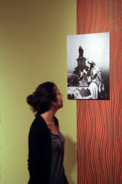 Una visitante observa el retrato de Salvador Dalí a bordo de una carroza en forma de elefante a su llegada a Tarragona.