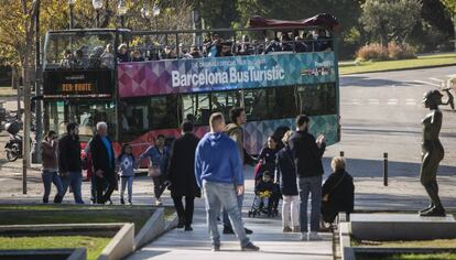 Un bus turístic a la zona de Montjuïc, aquest dissabte.