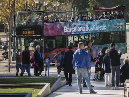 Un bus turístic a la zona de Montjuïc, aquest dissabte.
