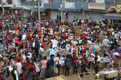 Eastleigh es una ciudad de 24 horas donde puedes encontrar de todo: desde textiles de importación o productos electrónicos de origen asiático, hasta bisutería, alfombras, alcohol de fabricación local, café y miraa somalí, una planta usada durante siglos en el Cuerno de África y con efectos similares a las anfetaminas.