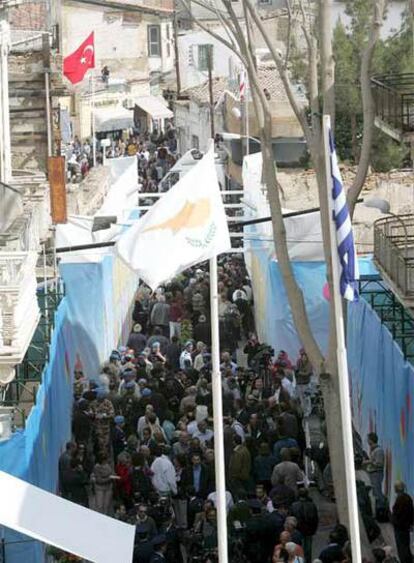 Cientos de personas caminan por la calle Ledra, en Chipre, el día de su apertura.