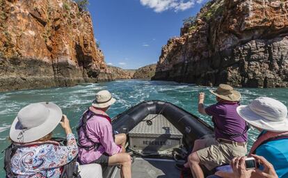 Cruceristas de Lindblad Expeditions en una excursión por las cataratas horizontales de la bahía Talbot, en Kimberley (Australia).