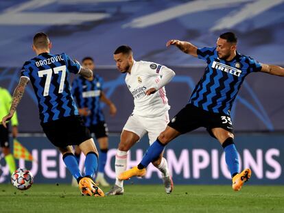 Hazard (centro) pelea un balón con Brozovic (izquirda) y D'Ambrosio.