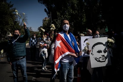 Manifestantes en las afueras de la Embajada de Cuba, en Ciudad de México el pasado lunes.