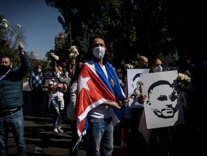Manifestantes en las afueras de la Embajada de Cuba, en Ciudad de México el pasado lunes.