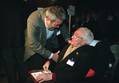 Cndido Mndez, secretario general de UGT,  saluda al fundador de CC OO en una imagen de 2004.