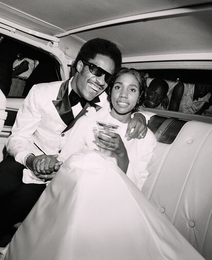 Stevie Wonder abraza a su esposa Syreeta Wright.