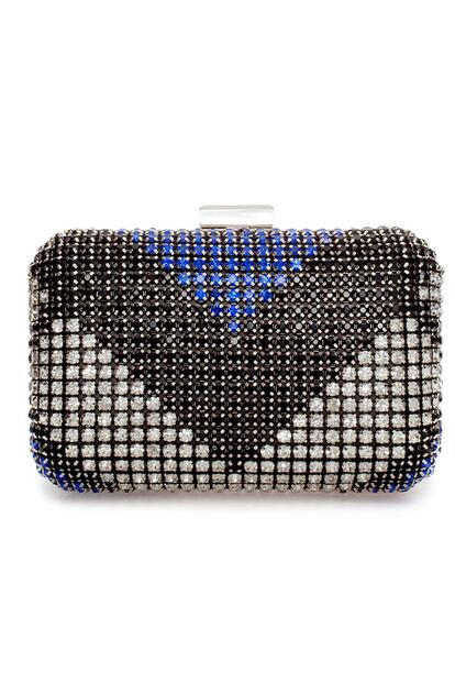 Clutch joya con pedrería de tres colores de Zara (49,95 euros).