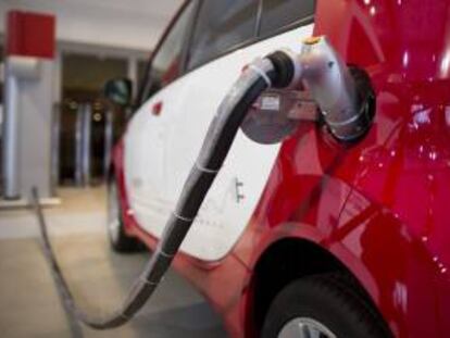Un coche eléctrico enchufado para cargar. EFE/Archivo