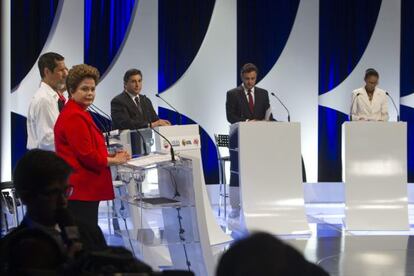 Dilma Rousseff, de rojo y Marina Silva, a la derecha, en el debate televisado del lunes. 