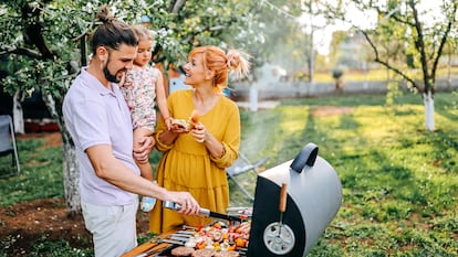 Artículo de EL PAÍS Escaparate que describe las ventajas de usar accesorios para organizar una barbacoa en casa.