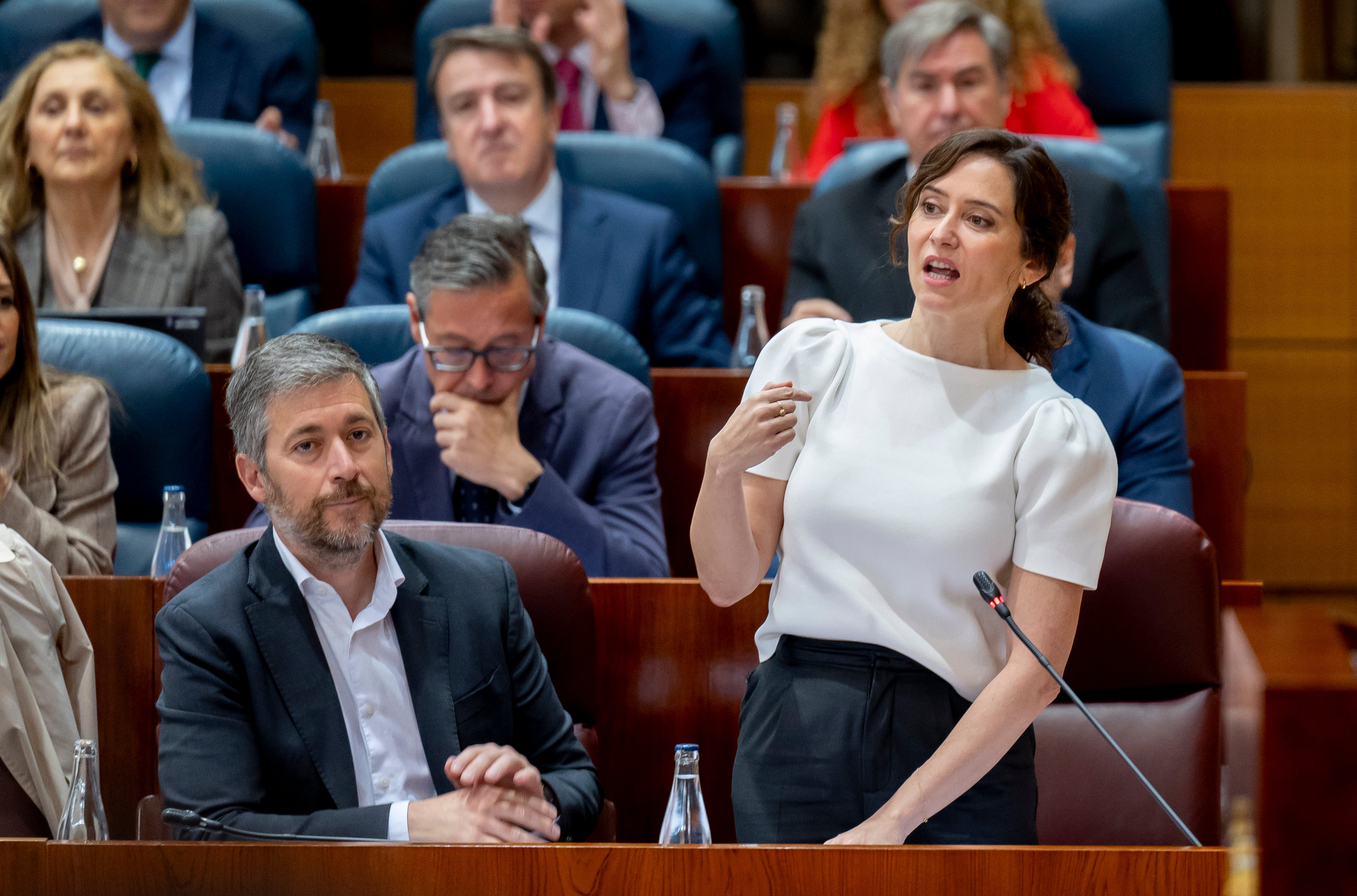 Ayuso recurrirá la regularicación de inmigrantes de Pedro Sánchez por un supuesto colapso de los servicios públicos