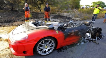 Los restos del Ferrari de Banega. El coche ha ardido esta tarde cerca de la ciudad deportiva del Valencia.