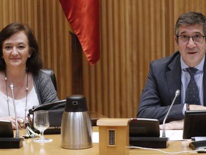 La presidenta de la Autoridad Independiente de Responsabilidad Fiscal (AIReF), Cristina Herrero, la pasada semana en el Congreso junto a Patxi López, presidente de la Comisión de Reconstrucción.