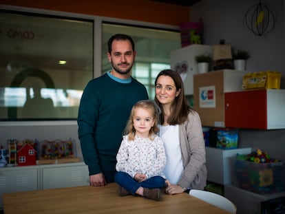 Juan, Irene y María, en una de las salas infantiles del Hospital Gregorio Marañón de Madrid.