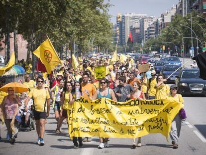 La marcha de la Assemblea Groga, esta mañana a su paso por la avenida Meridiana de Barcelona.