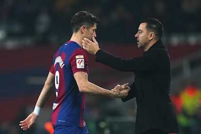 Lewandowski junto a Xavi, durante el partido ante el Villarreal celebrado este sábado.