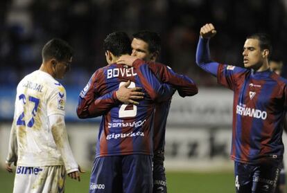 Los jugadores del Eibar celebran su triunfo.