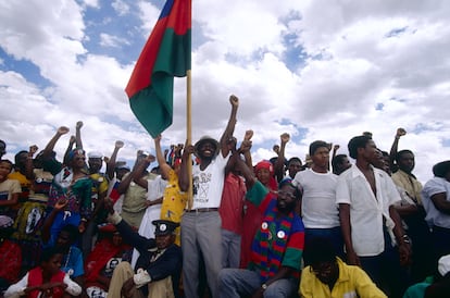 Un grupo de namibios ondean una bandera y levantan los puños en Gobabis en 1989.