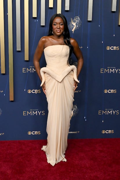 La actriz Krys Marshall, con un original vestido blanco de la firma Sebastian Gunawan.