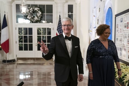 El director ejecutivo de Apple, Tim Cook, se sentó en la mesa principal de la cena junto a Joe Biden y Emmanuel Macron. En ella, informó de que sus conversaciones junto a Elon Musk sobre el futuro de Twitter habían sido "muy satisfactorias".