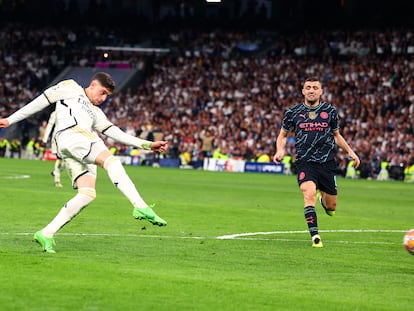 Federico Valverde marca el 3-3 contra el City de una potente volea en el Bernabéu.