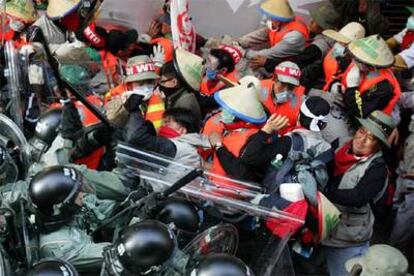 Manifestantes surcoreanos se enfrentan a la policía, ayer en Hong Kong.