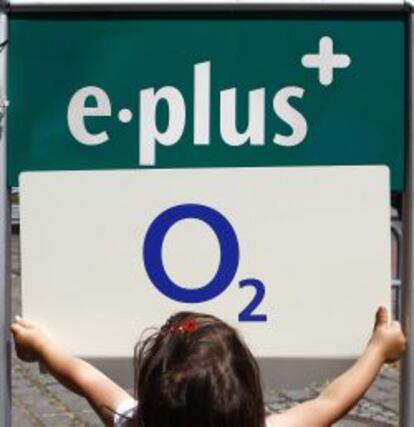 Logotipos de E-Plus y O2, marca comercial de Telefónica en Alemania.