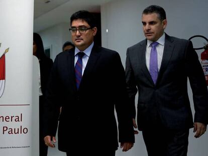 El procurador Jorge Ramírez y el fiscal Rafael Vela, este viernes en São Paulo.