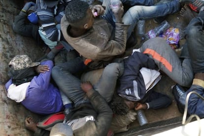 Un inmigrante provee una foto de inmigrantes expulsados de Algeria hacinados en una furgoneta que se dirige a Niger