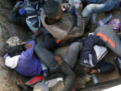 Un inmigrante provee una foto de inmigrantes expulsados de Algeria hacinados en una furgoneta que se dirige a Niger