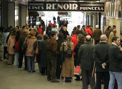 Colas en los cines Renoir Princesa de Madrid donde se proyecta <i>El gran silencio</i>.