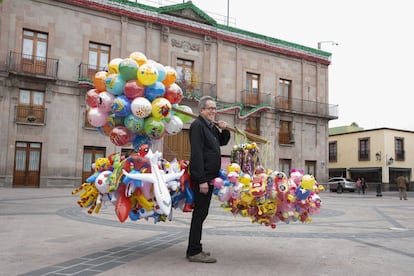 El Hay Festival ha llegado hasta varias ciudades mexicanas. El escritor y traductor argentino César Aira posa con globos en la edición de Queretaro 2017.