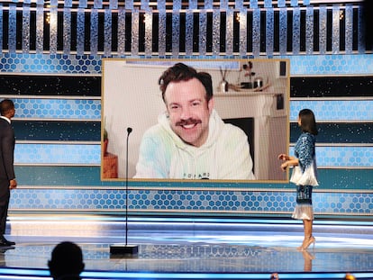 De moletom, em casa, o ator Jason Sudeikis agradece o Globo de Ouro por seu papel em ‘Ted Lasso’. Foi uma das imagens mais fortes e contemporâneas deixadas pela 78ª edição do Globo de Ouro, que abre a temporada de premiações do audiovisual em plena pandemia.