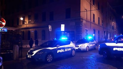 La policía italiana en el lugar del enfrentamiento.