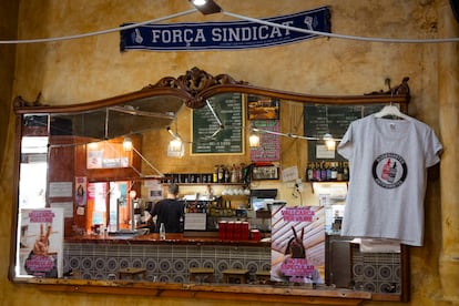 La bodega La Riera, que gestiona una cooperativa, también está ubicada en uno de los edificios que está previsto derribar para construir la rambla verde de Vallcarca, en Barcelona.