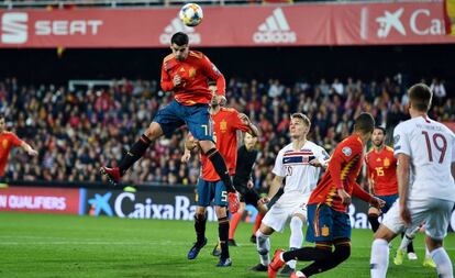 Morata cabecea a puerta.