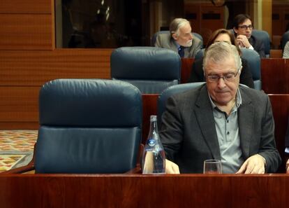 A la izquierda, el esca&ntilde;o vac&iacute;o de Tom&aacute;s G&oacute;mez en la Asamblea de Madrid, ayer. Al lado, los parlamentarios socialistas Jos&eacute; Quintana, Jos&eacute; Manuel Franco y &Oacute;scar Iglesias. 