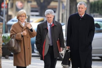 El ex jefe de personal de RTVV, Vicente Sanz, en el centro, a su llegada al juzgado acompañado de su esposa y de su abogado.