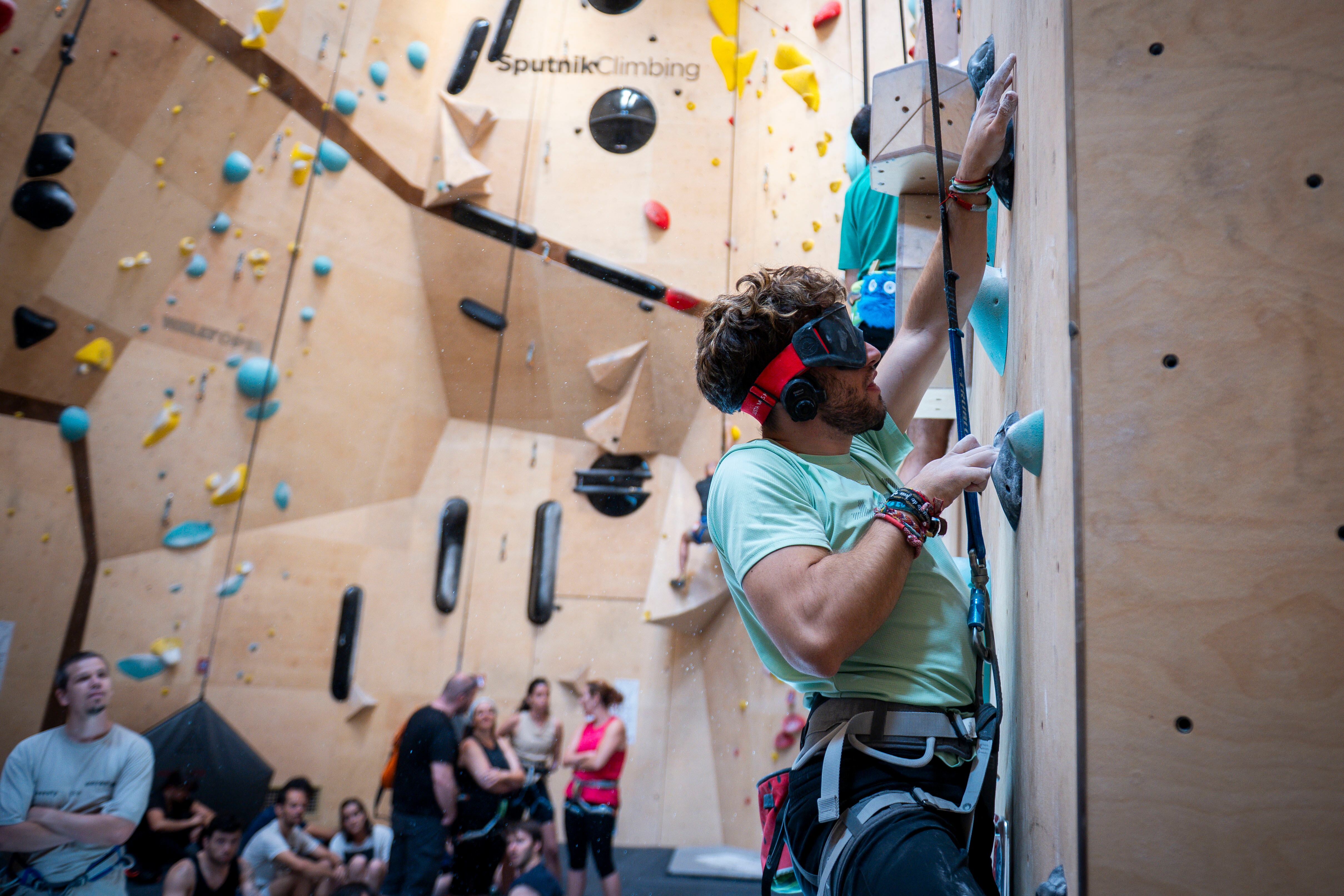 Guillermo Pelegrín, que desde hace siete años compite a escala internacional con la selección española de paraescalada de la FEDME, entrenando en el rocódromo Sputnik Guindalera de Madrid.