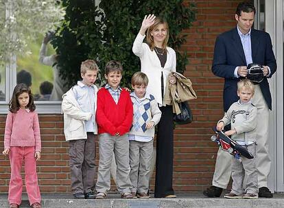 Los Duques de Palma han acudido a visitar a la infanta Sofía en compañía de sus hijos Miguel, Pablo Nicolás, Juan Valentín y sus sobrinos Felipe Juan Froilán y Victoria Federica.