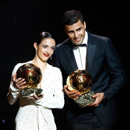 Soccer Football - Ballon d'Or - Theatre du Chatelet, Paris, France - October 28, 2024 Spanish players Manchester City's Rodri and FC Barcelona's Aitana Bonmati with the Ballon d'Or REUTERS/Sarah Meyssonnier