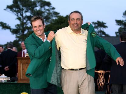 Ángel Cabrera recibe la chaqueta verde del último campeón del Masters, Trevor Immelman.